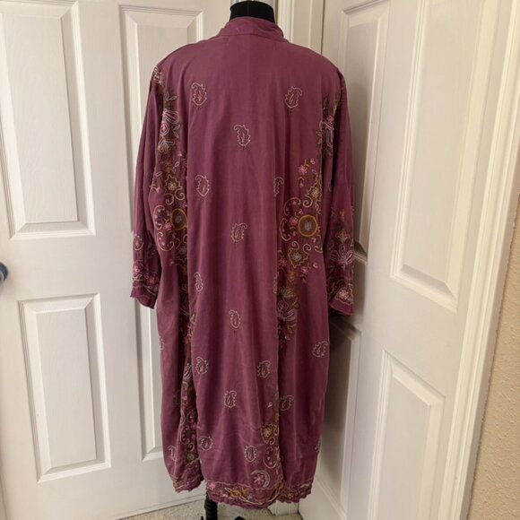 Magnolia Pearl Embroidered Belinay Kimono, Covet OS - Picture 8 of 15